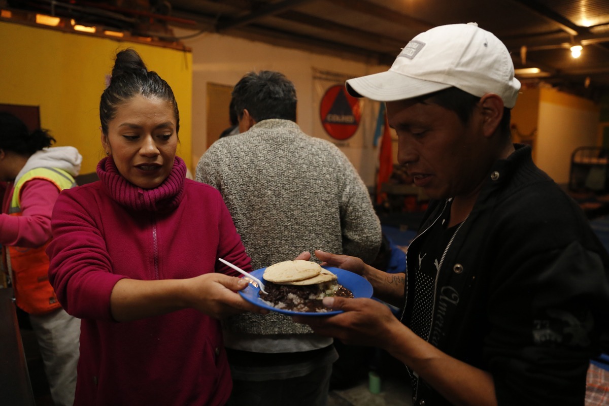 Guatemaltecos ayudan al prójimo ante el frío