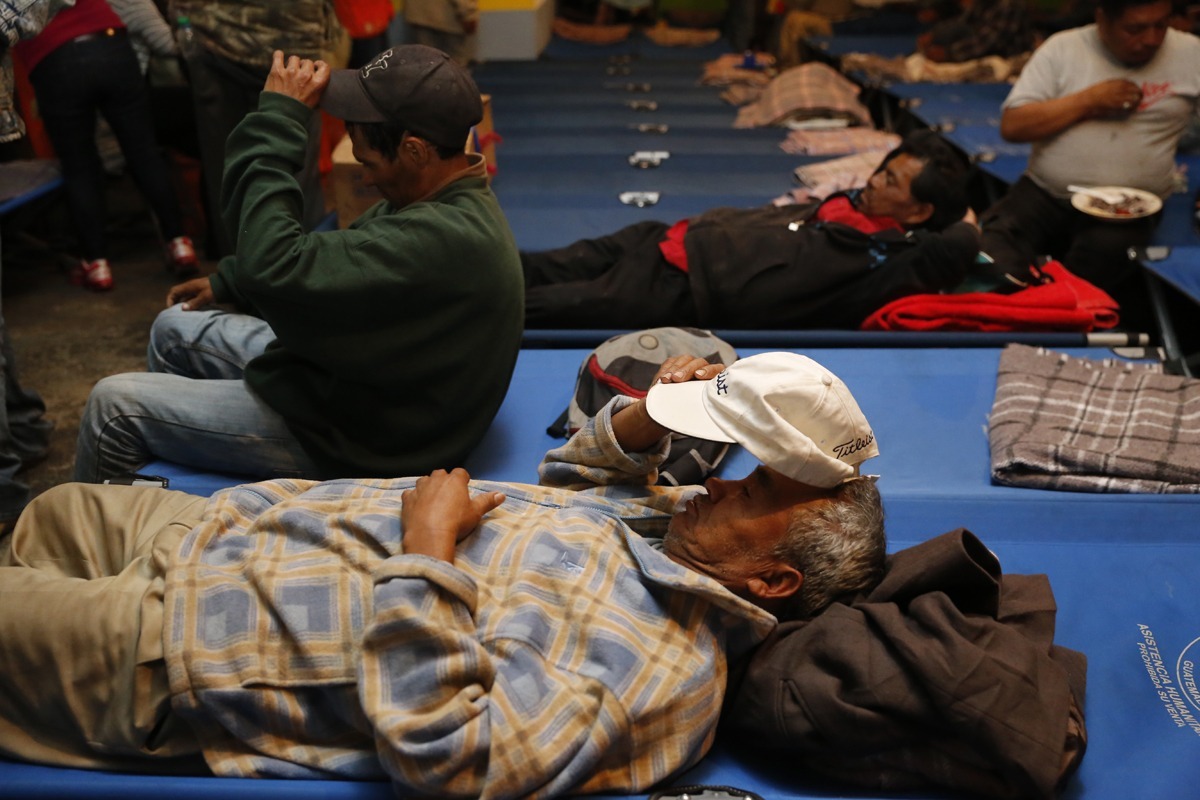Guatemaltecos ayudan al prójimo ante el frío