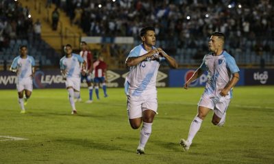 Alejandro Galindo celebra su gol, el segundo de la Selección de Guatemala contra Puerto Rico.