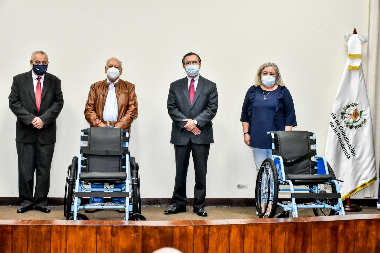 Un estudiante discapacitado convierte su silla de ruedas en un