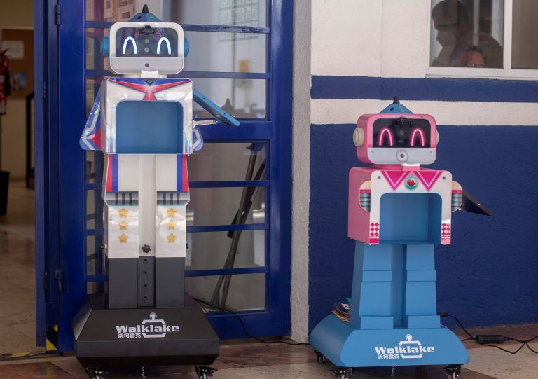 Robot vela por la salud de alumnos