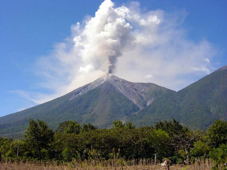 Conred mantiene vigilancia a tres volcanes del país