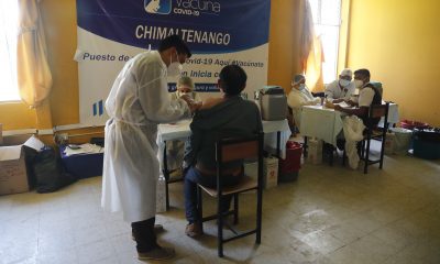 Adultos y personal medico de las unidades y centros hospitalarios del departamento de Chimaltenango recibieron la primera dosis de la vacuna contra el Covid19.