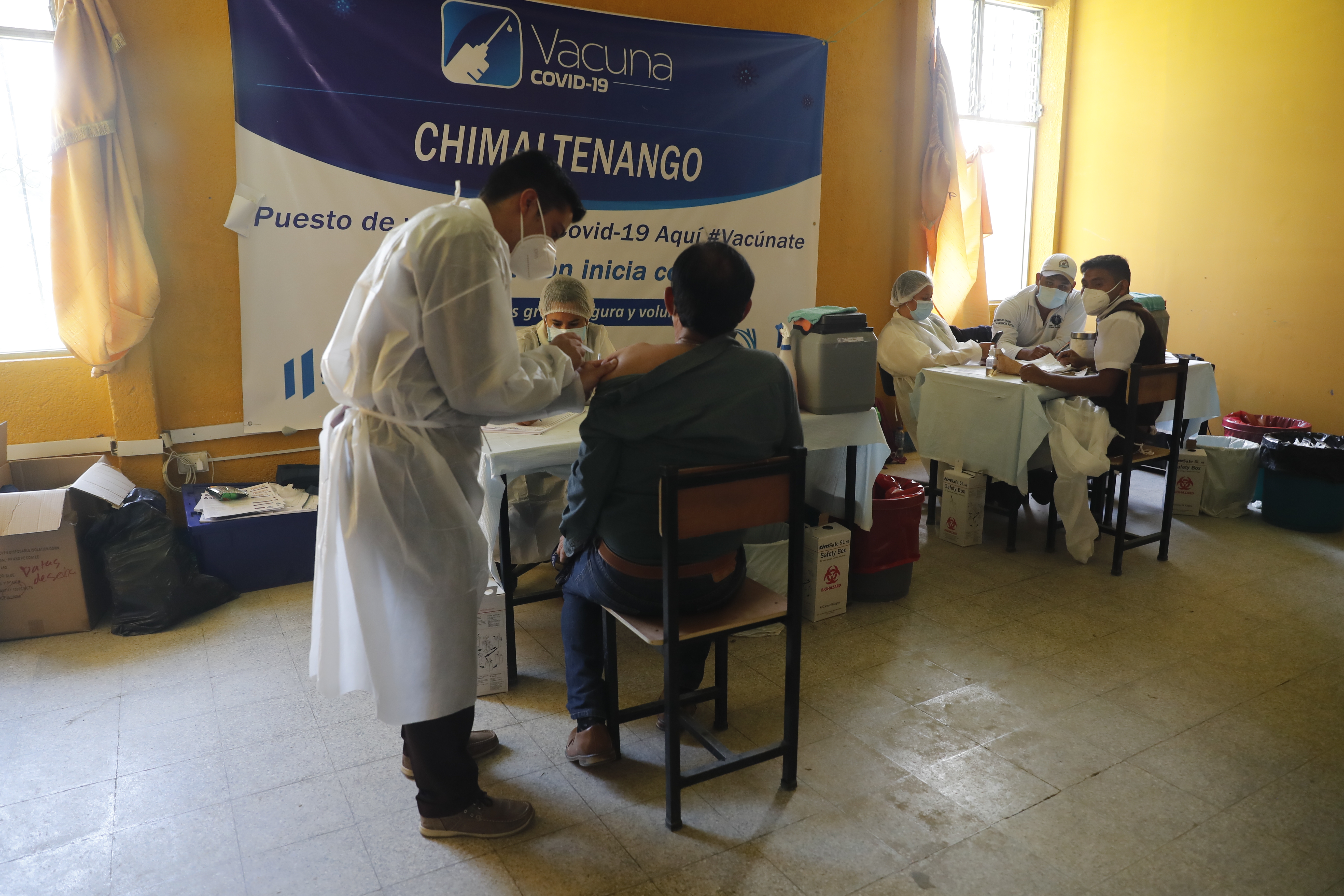 Adultos y personal medico de las unidades y centros hospitalarios del departamento de Chimaltenango recibieron la primera dosis de la vacuna contra el Covid19.
