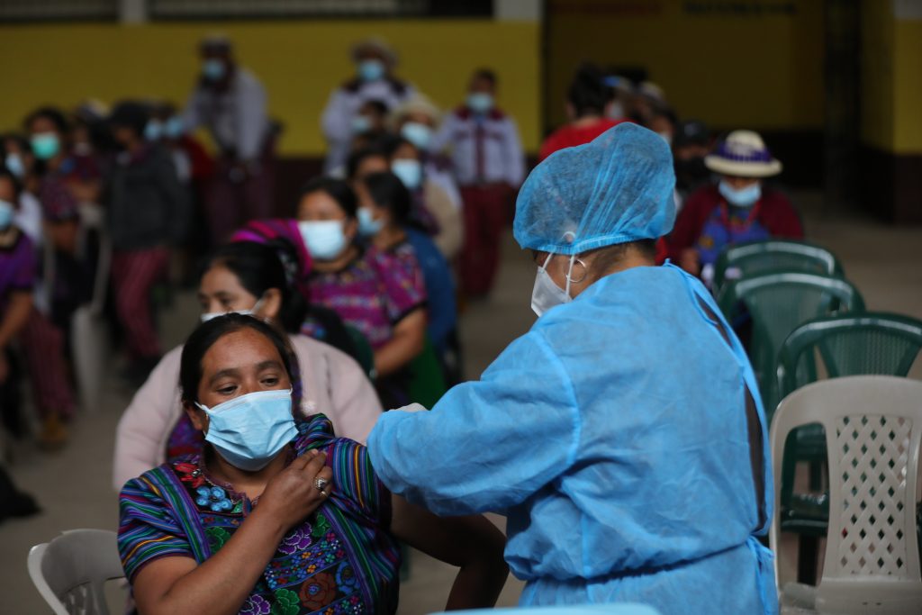 Centro de vacunación en salón municipal de Todos Santos Cuchumatán, Huehuetenango, donde se aplicaron alrededor de 600 dosis.