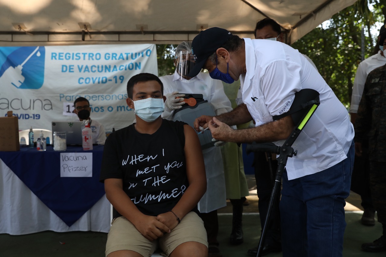 Presidente apoya jornada de vacunación en Chimaltenango – Diario de Centro  América