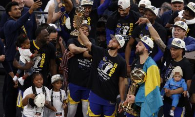 El guardia de los Warriors, Stephen Curry (i), sostiene el trofeo MVP de las Finales de la NBA, mientras que el guardia de los Golden State Warriors, Klay Thompson (d), sostiene el trofeo Larry O'Brien.