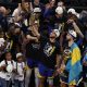 El guardia de los Warriors, Stephen Curry (i), sostiene el trofeo MVP de las Finales de la NBA, mientras que el guardia de los Golden State Warriors, Klay Thompson (d), sostiene el trofeo Larry O'Brien.
